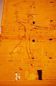 Edfu - bassorilievo egizio raffigurante un guerriero