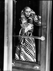 Campagna fotografica per "Vogue Italia" - modella indossa una pelliccia zebrata