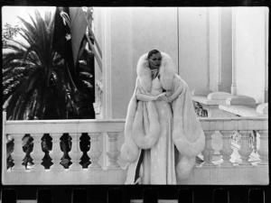 Campagna fotografica per "Vogue Italia" - modella indossa una mantella di volpe su abito lungo a sottoveste
