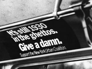 New York - Harlem - cartello riportante la scritta "It's still 1930 in the ghettos. Give a damn. Support the New York Urban Coalition." ("Nei ghetti siamo ancora al 1930. Rendetevene conto")