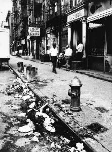 New York - Harlem - strada e marciapiede ingombri di rifiuti