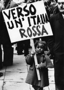 Bambina reca un cartello con la scritta "verso un'Italia rossa"