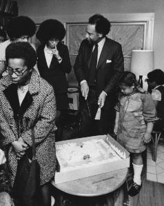 Berkeley - Angela Yvonne Davis e Howard Moore tagliano la torta per festeggiare la scarcerazione