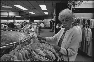 San José - Eastridge Shopping Center - anziana donna dedita agli acquisti