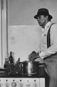 Lo scultore Joseph Beuys in cucina.
