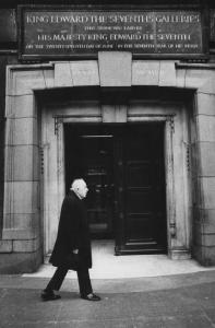 Ritratto maschile. Lo storico dell'arte Ernst Hans Gombrich a passeggio per le vie di Londra
