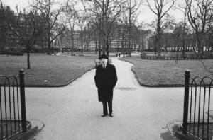 Ritratto maschile. Lo storico dell'arte Ernst Hans Gombrich a passeggio in un parco londinese