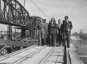 Piacenza. Il Ministro dei Trasporti Ugo La Malfa visita il ponte ferroviario sul Po appena riaperto