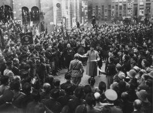 Milano. Piazza San Sepolcro. Benito Mussolini distribuisce attestati agli "Arditi di Guerra"