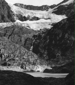 Paesaggio montano - rocce - ghiacciaio - torrente glaciale