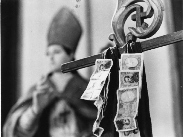 Processione religiosa - banconote appese al pastorale