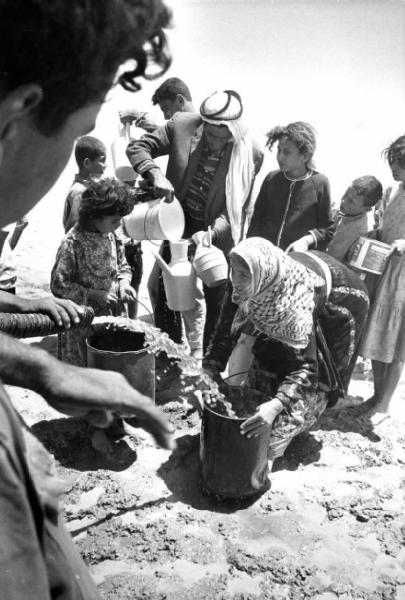 Campo profughi palestinesi - distribuzione dell'acqua