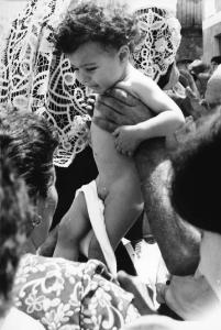Processione religiosa - esposizione di una bambina nuda