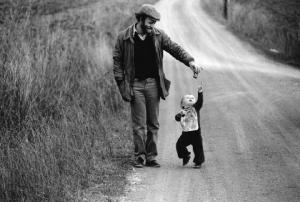 Ritratto di coppia - padre e figlio camminano lungo una strada sterrata tra i campi - Francesco Radino