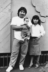Ritratto di gruppo - padre, madre latinoamericani e figlio