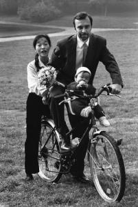 Ritratto di gruppo - padre, madre asiatica e figlio - bicicletta