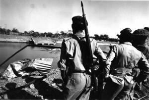 Seconda guerra indo-pakistana - militari osservano un ponte distrutto