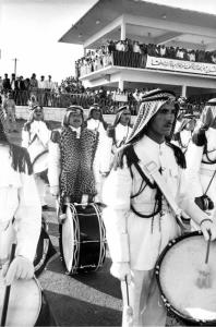 Aeroporto di Amman - folla in attesa di re Hussein di Giordania - la banda musicale della legione araba