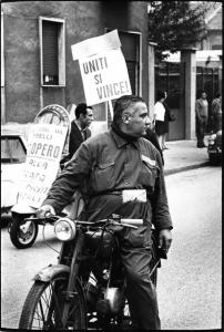 Manifestazione - operaio dell Pirelli in motocicletta - cartelli recanti le scritte "uniti si vince" e "CGIL - CISL - UIL / Pirelli / Sciopero"