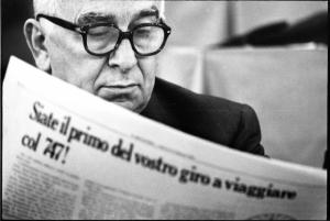 Luigi Longo legge il giornale
