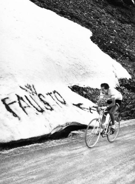 36° Giro d'Italia. Fausto Coppi osserva la scritta nella neve "W Fausto"