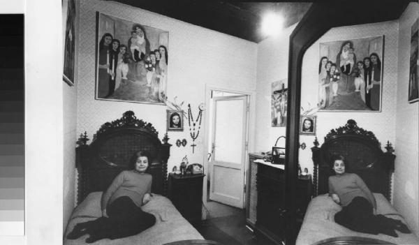 15 ritratti. Roma - Ritratto femminile - Pittrice - Adele Ciancaleone su letto - Camera da letto - Riflesso specchio