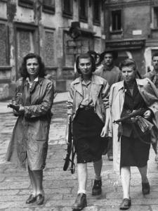 Milano. Tre ragazze partigiane armate di fucile in via Brera