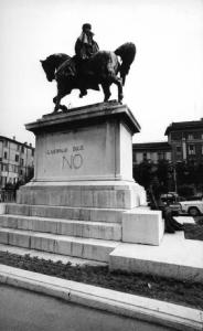 Immagini del no. Statua a Giuseppe Garibaldi - scritta sul basamento "Garibaldi dice NO"
