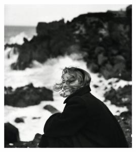 Set del film "Stromboli, terra di Dio" di Roberto Rossellini - Stromboli 1949 - Isola di Stromboli - Ritratto femminile - Ingrid Bergman - Scogliera