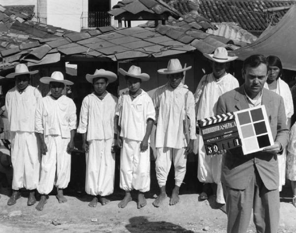 America Pagana. Messico - Papantla - Riprese del film documentario "America Pagana" di Aldo Buzzi - Ciak 39.1 di Aldo Buzzi - Ritratto di gruppo: uomini Totonachi con abito tradizionale