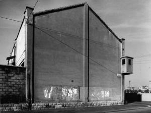 Ritratti di fabbriche 1978-1980. Milano - Via Chiese - edificio industriale - facciata