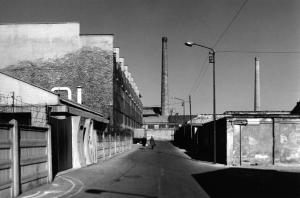 Ritratti di fabbriche 1978-1980. Milano - Via Barletta - Ciminiere - Edifici industriali - Strada - Persone