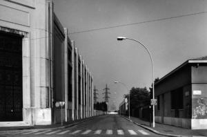 Ritratti di fabbriche 1978-1980. Milano - Via Vipiteno incrocio con via Ponte Nuovo - Edificio Ricevitrice Nord AEM - Strada