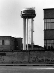 Ritratti di fabbriche 1978-1980. Milano - Via Raffaele Rubattino - edificio industriale - muro perimetrale - gasometro [?] - Innocenti