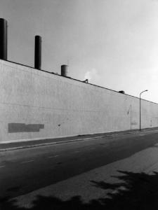 Ritratti di fabbriche 1978-1980. Milano - Via Enrico Cialdini - Muro perimetrale - Ciminiere - Strada