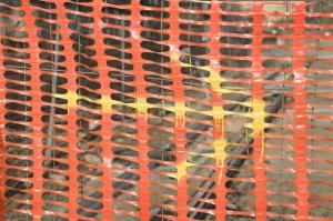 Tramsformazione. Milano - Cinisello Balsamo - Cantiere della metrotranvia - Freccia di vernice gialla su rete di plastica arancione - Binari