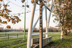 Tramsformazione. Milano - Cinisello Balsamo - Cantiere della metrotranvia - Pali, cavi dell'alta tensione, alberi e prato