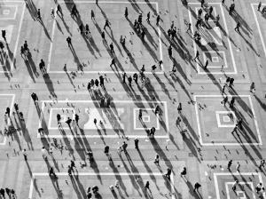 Piazza Duomo: La piazza. Milano - Piazza del Duomo - Pavimentazione e persone a passeggio - Veduta dall'alto
