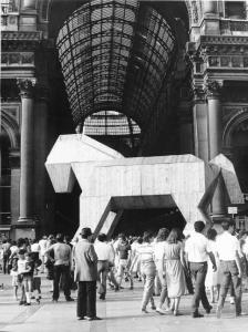 Piazza Duomo: La piazza. Milano - Piazza del Duomo - Ingresso Galleria Vittorio Emanuele II - Cavallo in legno di grandi dimensioni - Passanti