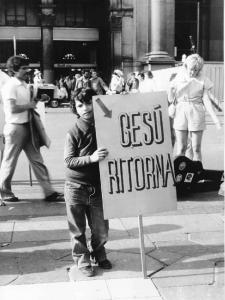 Piazza Duomo: Scritti. Milano - Piazza del Duomo - Bambino con cartello con scritta "Gesù ritorna" - Passanti