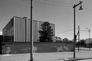 Ritratti di fabbriche 1978-1980. Milano - Via Ernesto Breda 98 - Edificio industriale (oggi Nava industria Grafica) - Muro di cinta - Lampioni (illuminazione stradale)