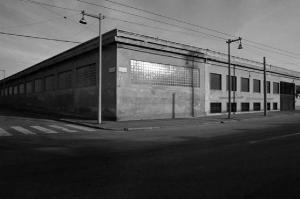 Ritratti di fabbriche 1978-1980. Milano - Via Ernesto Breda 98 angolo via Ezio Andolfato - Edificio industriale - Facciata - Lampioni (illuminazione stradale)