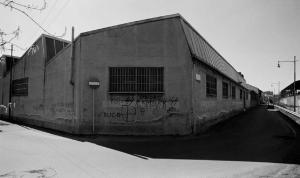 Ritratti di fabbriche 1978-1980. Milano - Via dei Fontanili - Edificio industriale / Fabbrica - Scritte sui muri