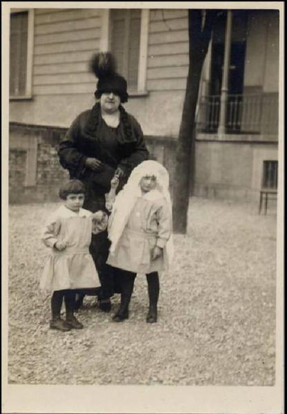 Ritratto di gruppo - Cresima - Benefattrice (Teresita Bosio?) con due bambine / Milano - Istituto Derelitti di via Settembrini