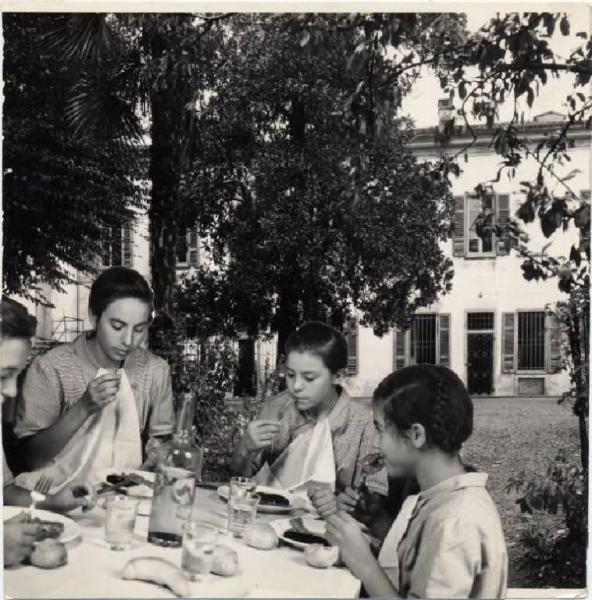 Ritratto di gruppo - Ragazzi e ragazza a tavola / Oleggio - Villa Trolliet