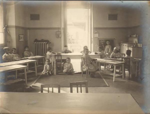 Ritratto di gruppo - Bambini in posa in un aula di scuola / Milano - Istituto Derelitti di via Settembrini - Casa dei bambini - Scuola
