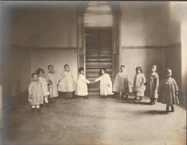 Ritratto di gruppo - Bambini in posa / Milano - Istituto Derelitti di via Settembrini - Casa dei bambini - Scuola