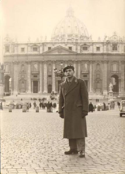 Ritratto maschile - "Ragazzo di Milano" durante il servizio militare di leva / Roma - Piazza San Pietro