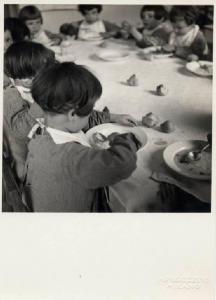 Ritratto di gruppo - Bambini a tavola / Milano - Istituto Derelitti di via Settembrini - Refettorio