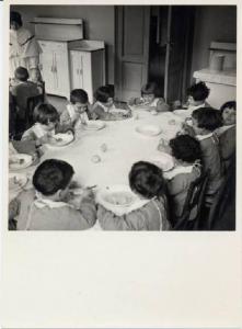 Ritratto di gruppo - Bambini a tavola con Suore di Carità / Milano - Istituto Derelitti di via Settembrini - Refettorio